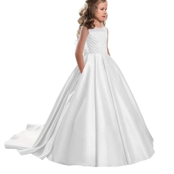 COLOR: WHITE DRESS ( SLEEVELESS )